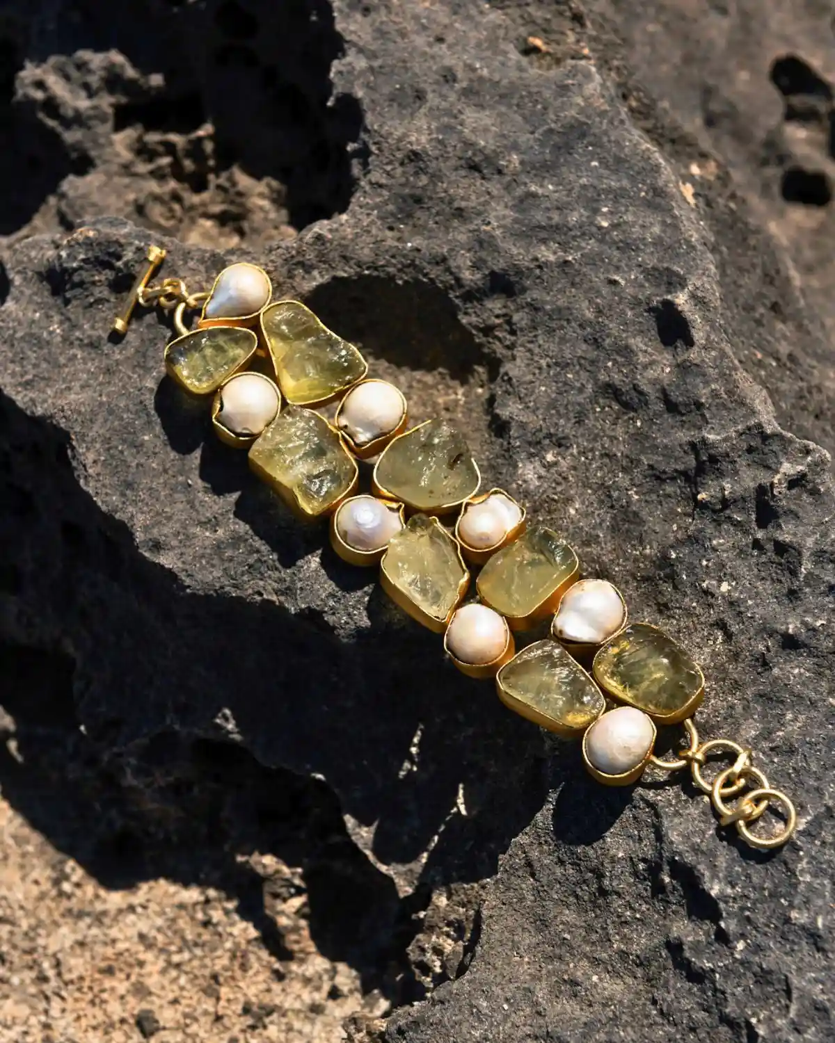 Brazalete artesanal elaborado con citrino verde natural, perlas de agua dulce y acabado en baño de oro, diseñado para aportar luminosidad y elegancia mediterránea.