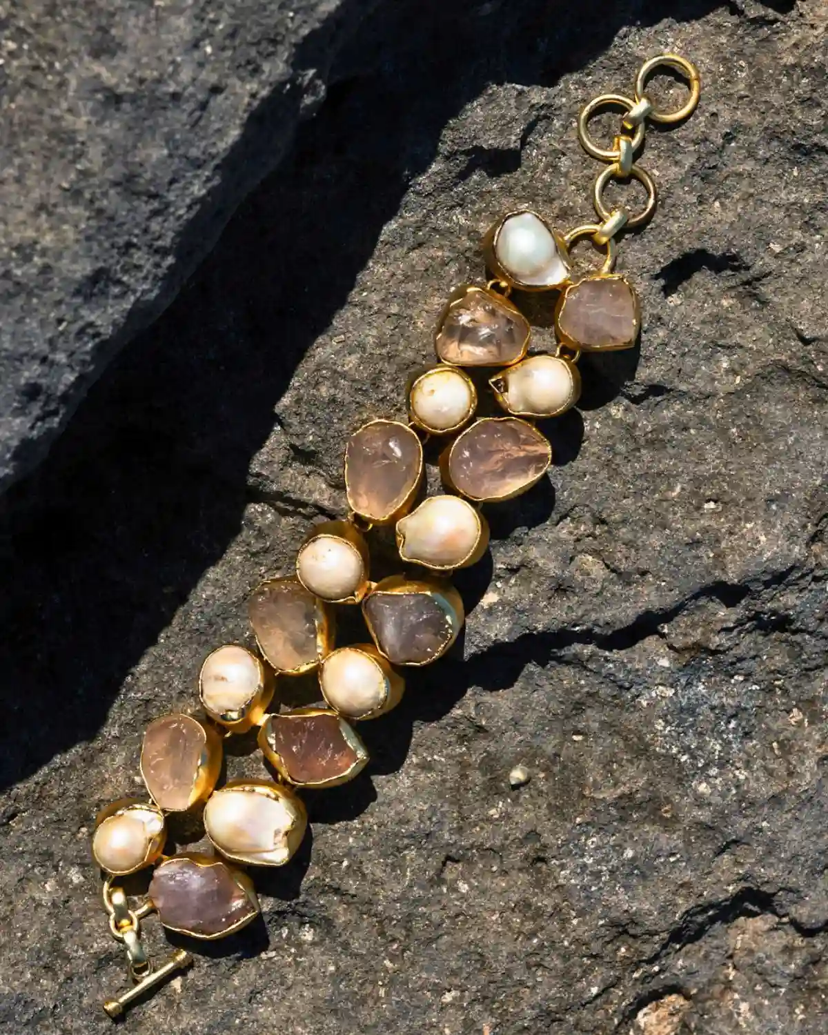 Brazalete artesanal con cuarzo rosa y perlas naturales inspirado en la elegancia del Mediterráneo.