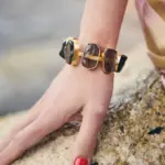 Brazalete dorado con piedras oscuras naturales irregulares estilo mediterráneo Cassai Home