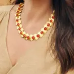 Collar Realeza Ámbar dorado con piezas circulares y piedras color ámbar estilo mediterráneo elegante mujer