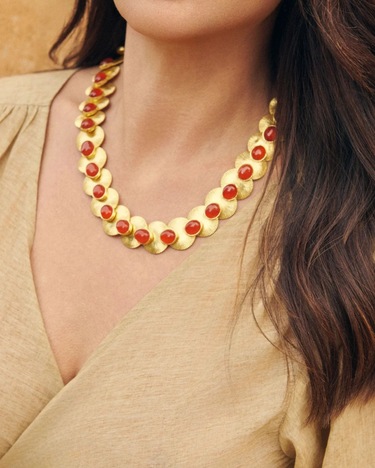 Collar Realeza Ámbar dorado con piezas circulares y piedras color ámbar estilo mediterráneo elegante mujer
