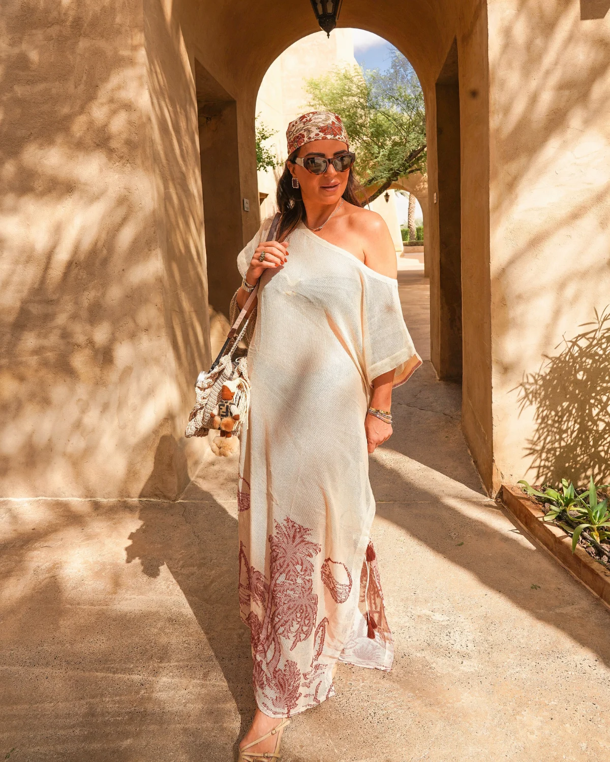 Kaftan rojo mediterráneo de silueta amplia y elegante, inspirado en el estilo relajado de los destinos mediterráneos.