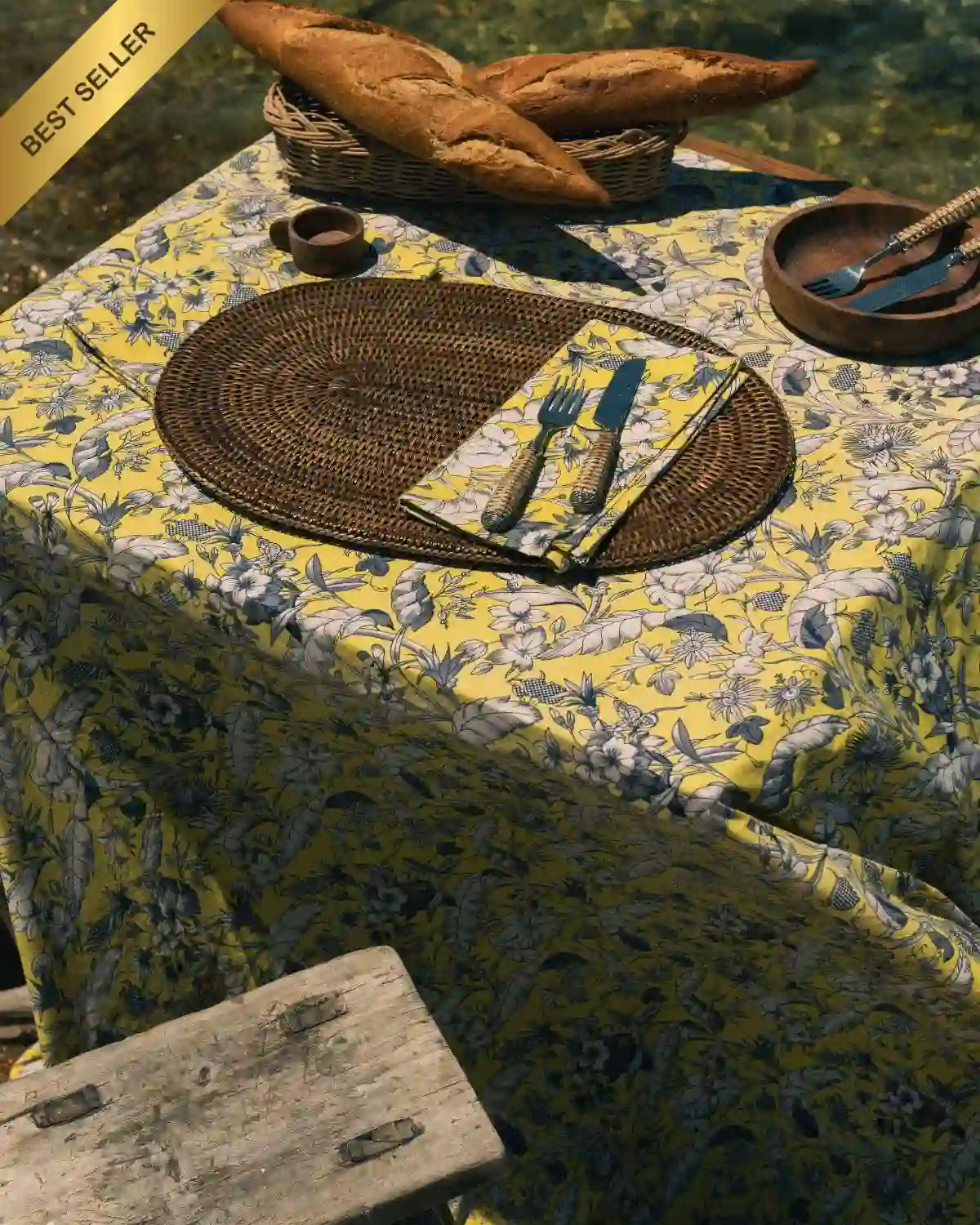 El Mantel Mariposa Amarilla ilumina la mesa con un diseño floral inspirado en la naturaleza mediterránea.