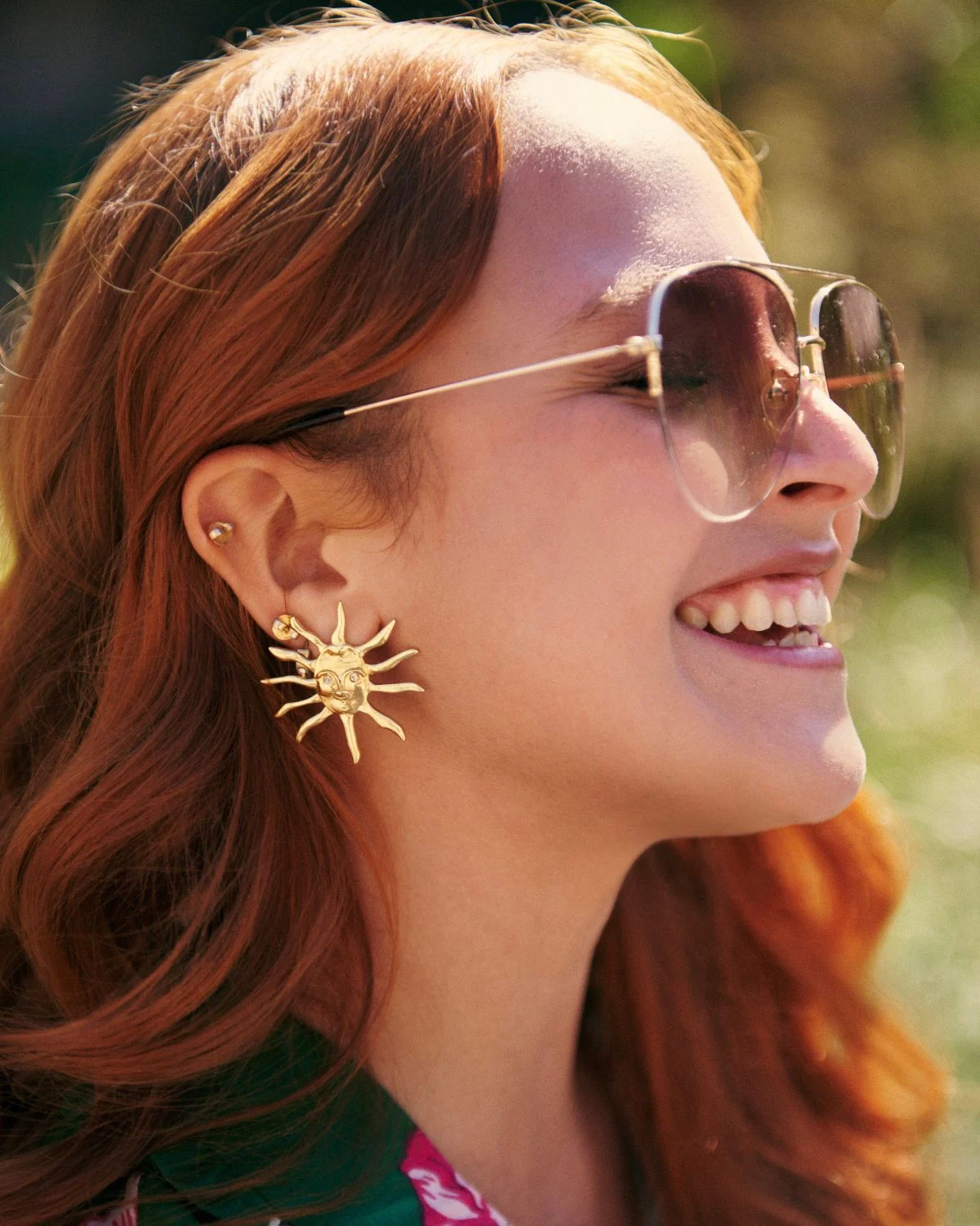 Pendientes dorados diseño de sol inspirados en la estética mediterránea, una pieza statement que aporta luz y elegancia al look.