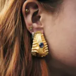 Pendientes Ala Dorada – Joyería Contemporánea