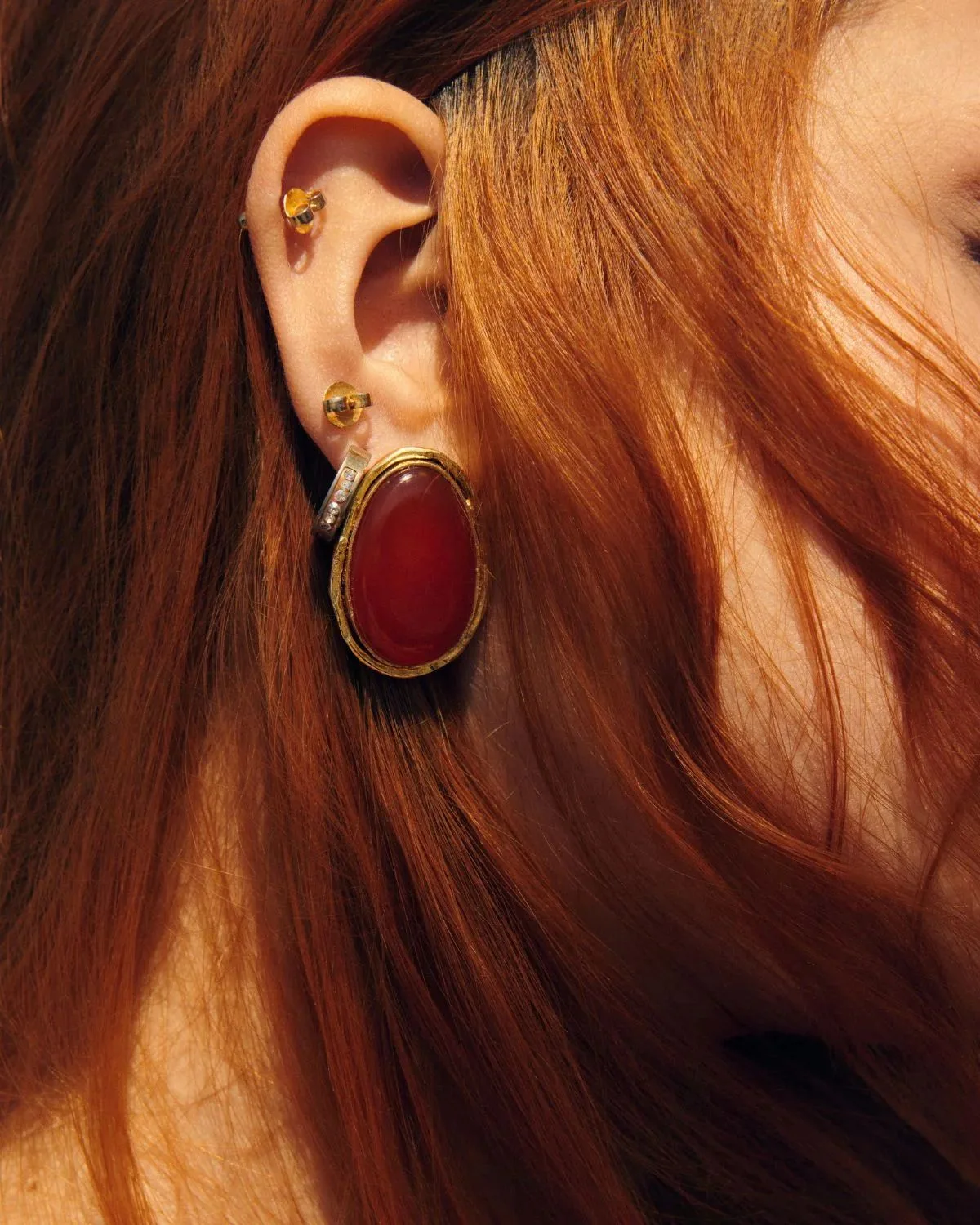 Pendientes Realeza Ámbar con piedra roja que aportan elegancia y protagonismo.