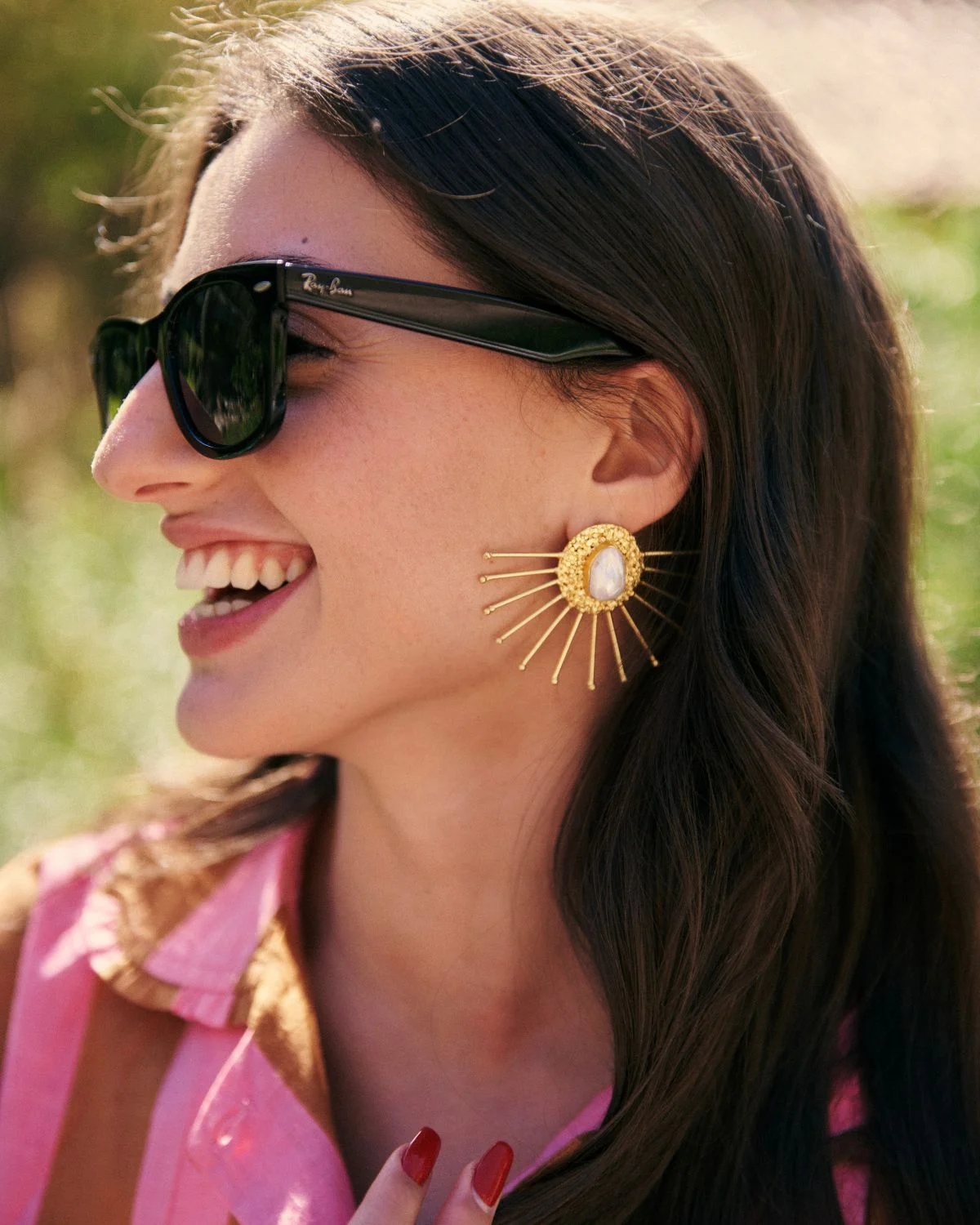 Pendientes dorados diseño sol con perla central estilo mediterráneo, joyería elegante de mujer Cassai Home