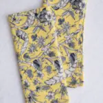 Servilleta de algodón estampada con mariposa sobre fondo amarillo colección 2025 Catalina Socias Cassai