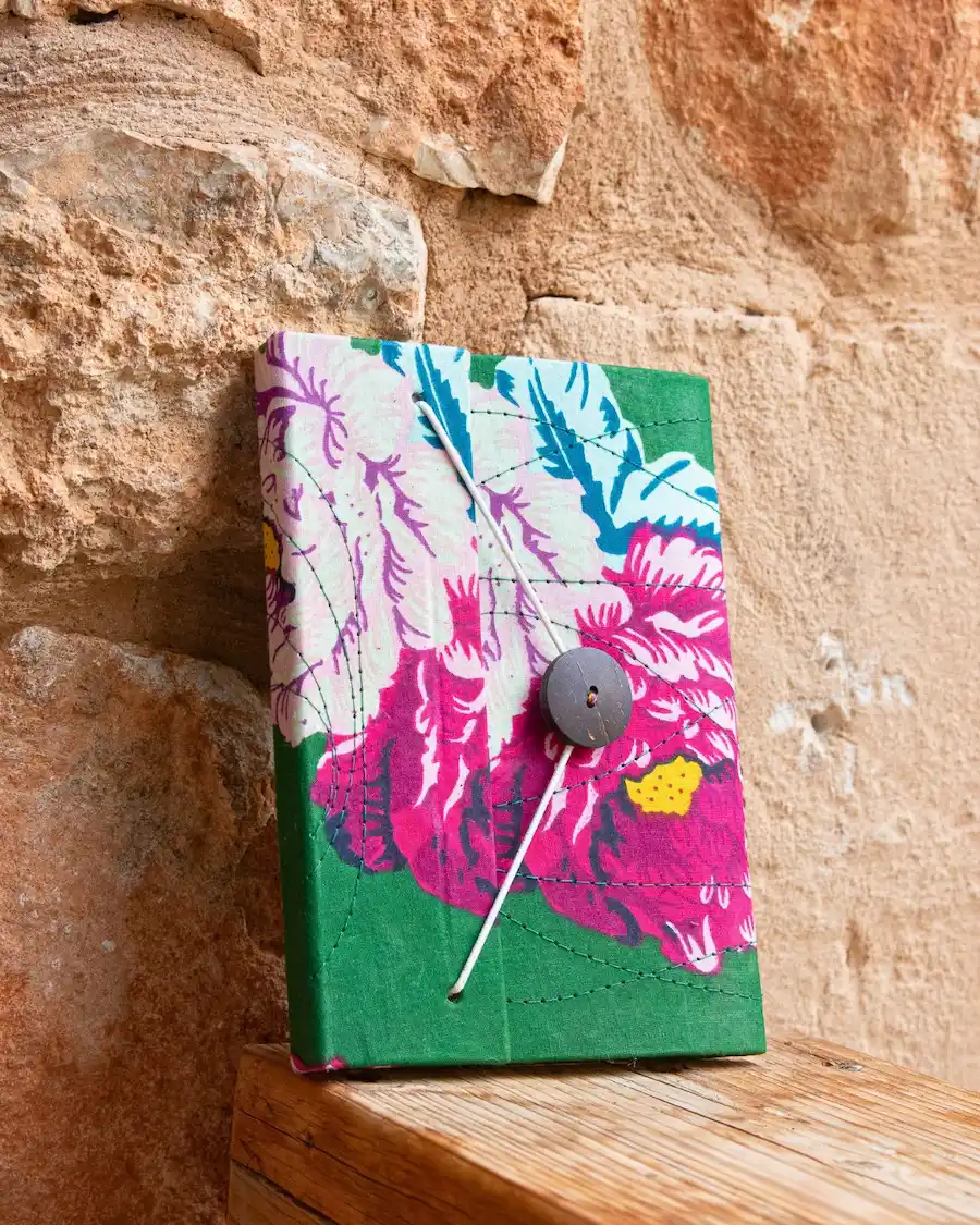 Agenda floral de mujer en tonos verdes y fucsia con diseño mediterráneo