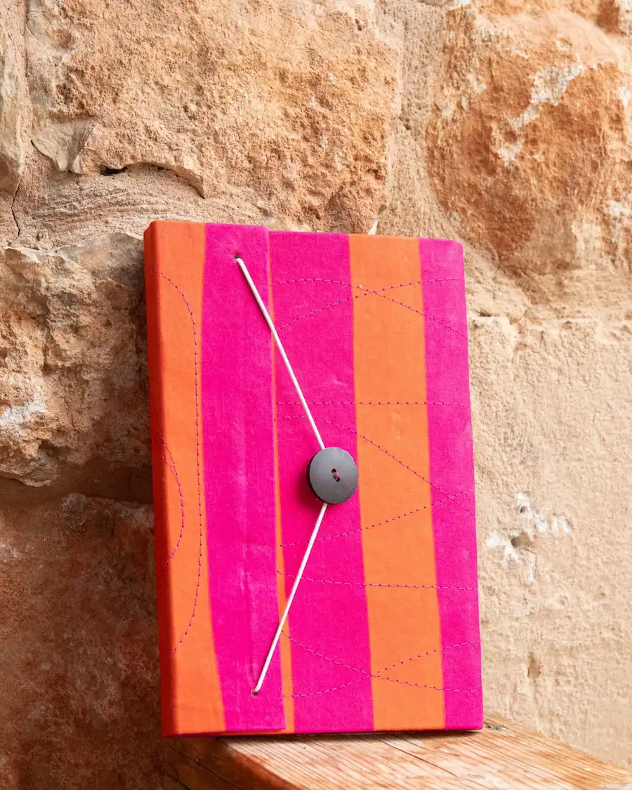 agenda de rayas fucsia y naranja tamaño mediano