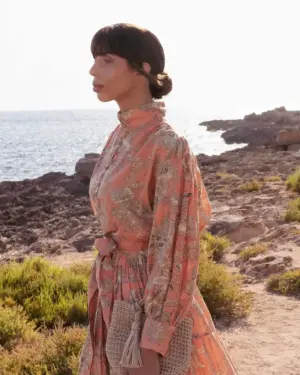 Blusa de mujer salmón con estampado floral colección Catalina 2025 estilo mediterráneo Cassai Home