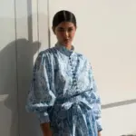 Blusa de Mujer Estampado de Palmera Azul Colección Catalina 2025 Cassai Home