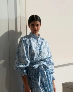 Blusa de Mujer Estampado de Palmera Azul Colección Catalina 2025 Cassai Home