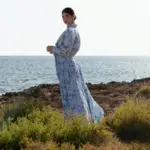 Falda larga de mujer azul con estampado de palmeras frente al mar colección Catalina 2025 Cassai Home