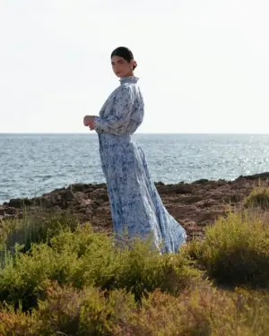 Falda larga de mujer azul con estampado de palmeras frente al mar colección Catalina 2025 Cassai Home
