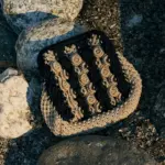 olso de crochet bicolor beige y negro con nudos texturizados estilo artesanal