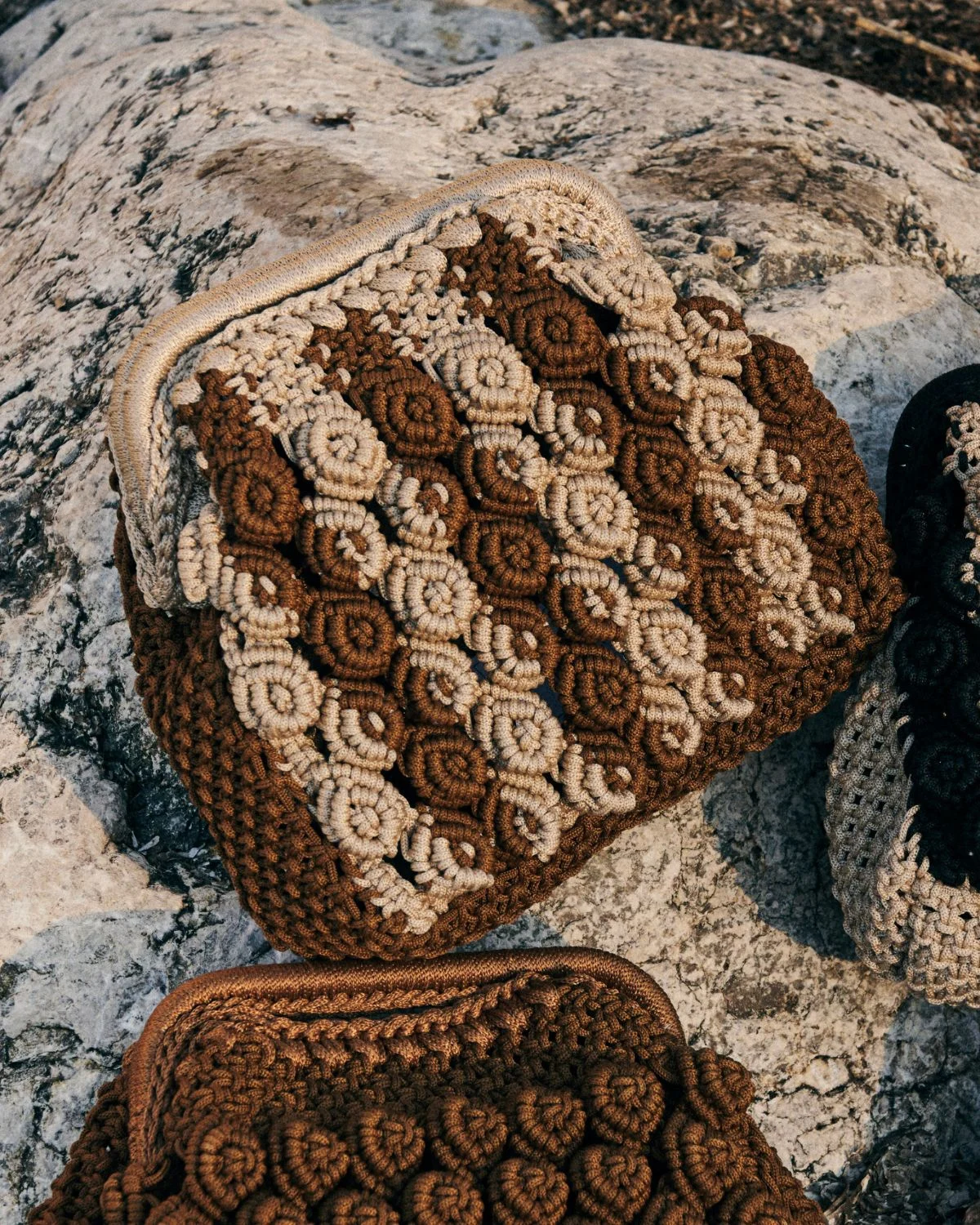 Bolso de crochet artesanal bicolor marrón beige con textura de nudos que aporta volumen y carácter natural.