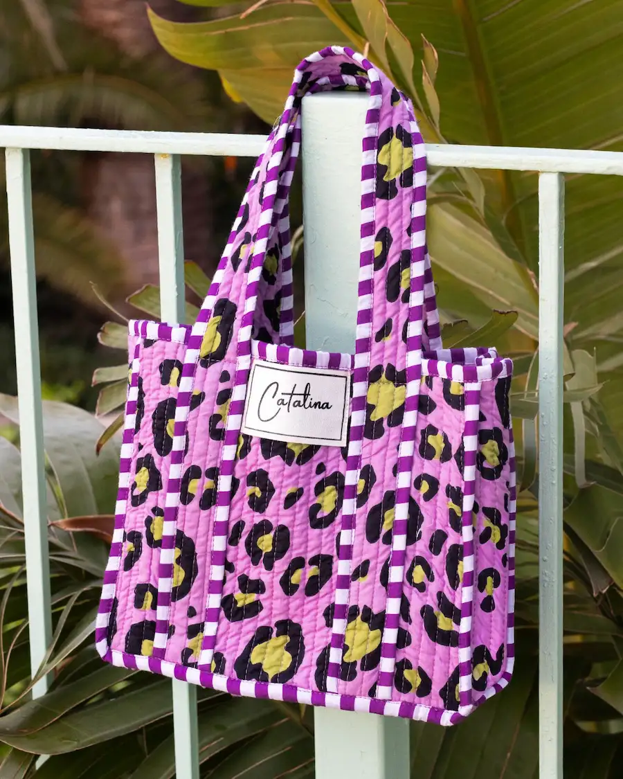 Bolso de playa estampado lila con diseño animal print