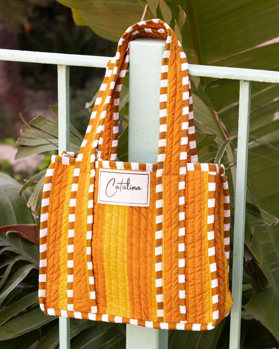 Bolso de playa mostaza con diseño de rayas