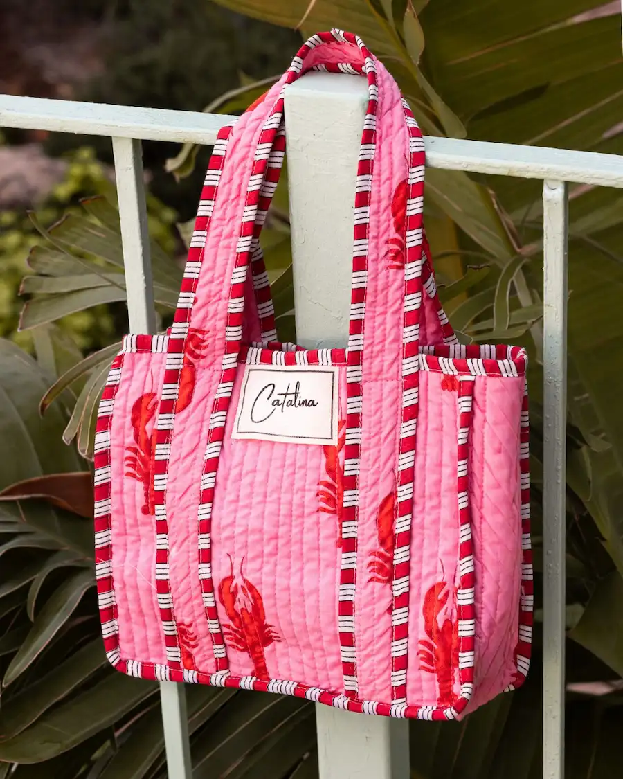 Bolso de playa rosa con estampado de langostas