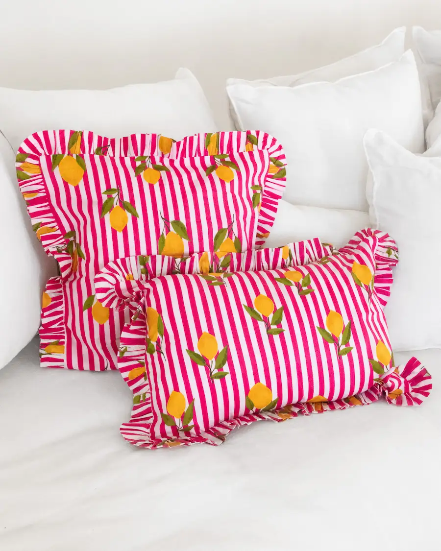 Funda de Cojín con Volante – Limón Rayas Fucsia