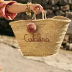 Cesta de palmito rosada con bordado Catalina y borla rosada estilo mediterráneo