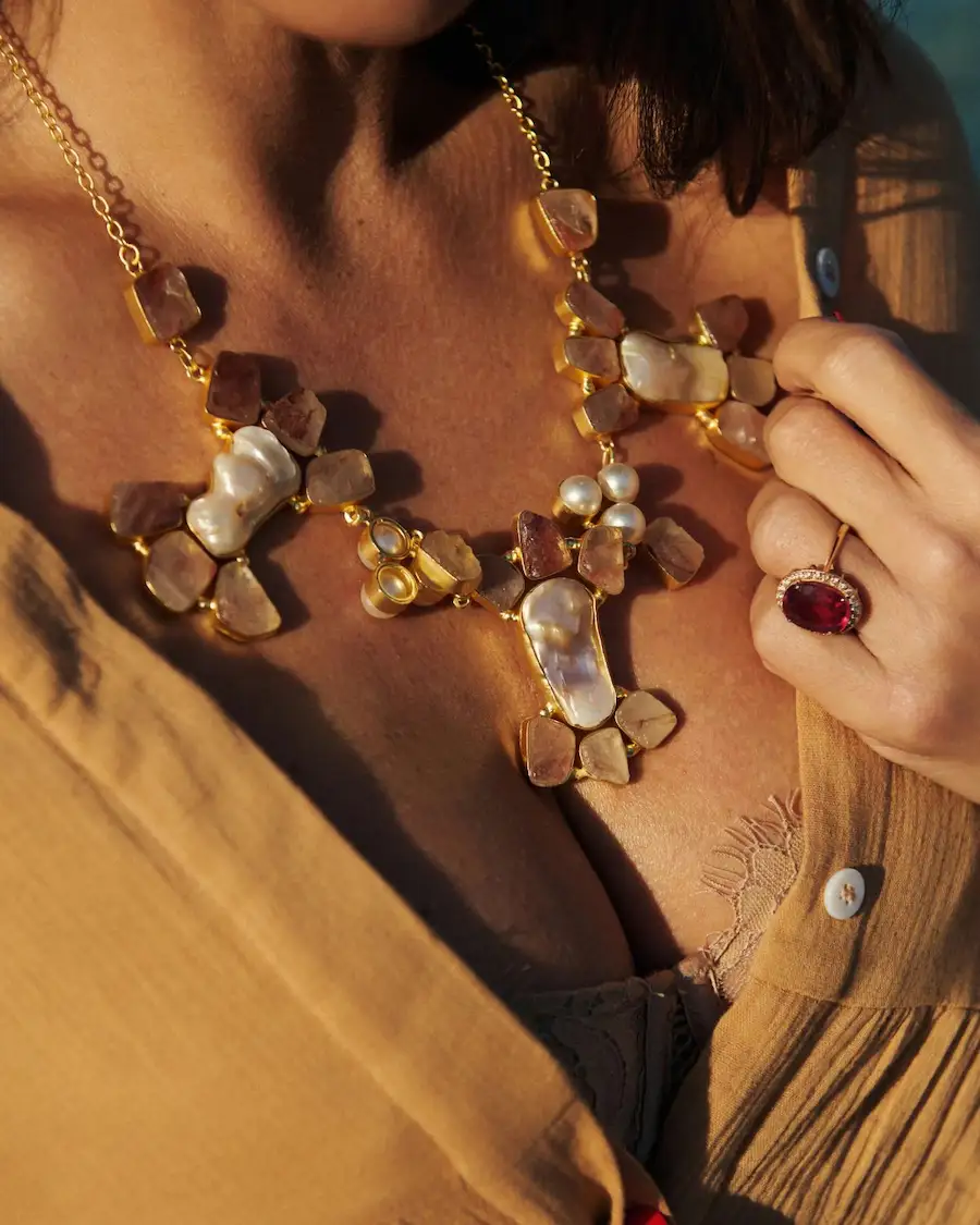 Cada piedra, una historia. El Collar Flor Primavera Maxi fue hecho para quienes no pasan desapercibidas