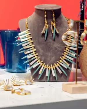 Collar turquesa y nácar dorado con pendientes a juego estilo artesanal