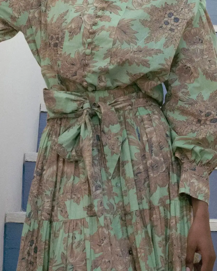 Falda floral verde menta con cinturón ajustable que aporta frescura, feminidad y movimiento