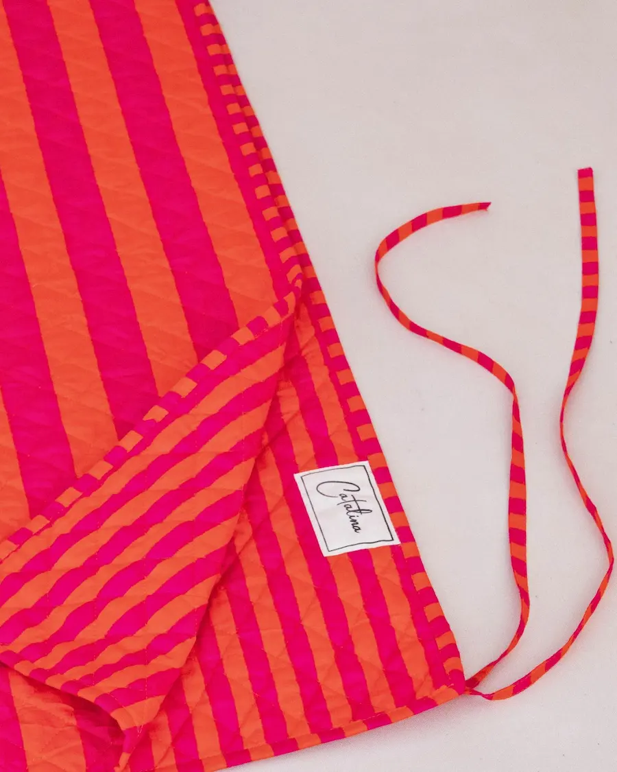 Manta acolchada de rayas fucsia y naranja de inspiración mediterránea