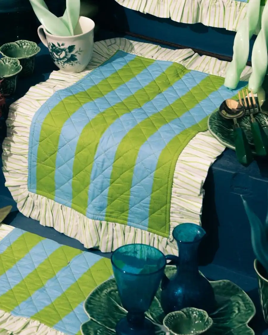 Una mesa inspirada en la costa mediterránea, llena de color y textura artesanal.