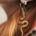 Pendientes serpiente luz dorados en bronce con baño de oro 18k, joyería mujer elegante Cassai Home
