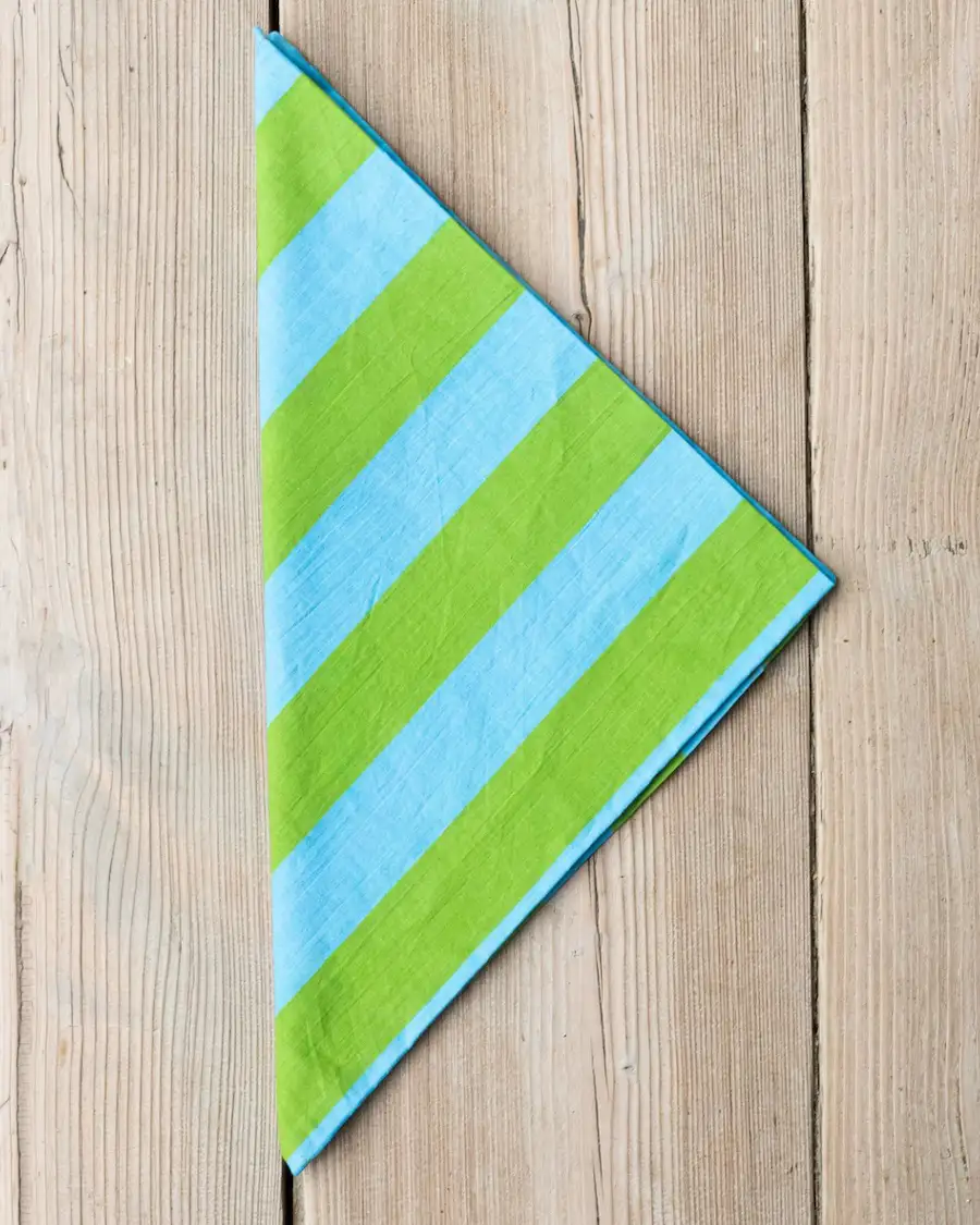 Bandana de rayas Capri en tonos verde y azul inspirada en el verano mediterráneo.