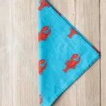 Bandana azul con estampado de langostas estilo mediterráneo