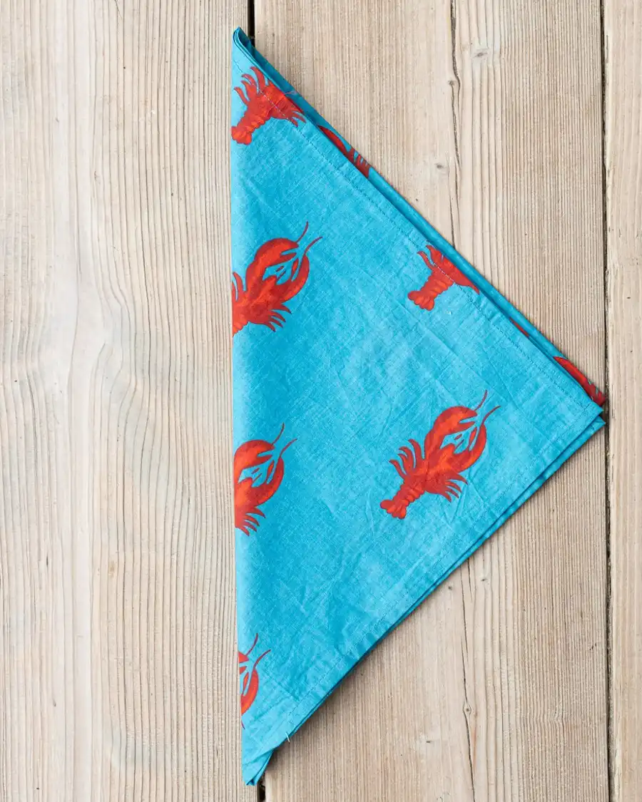 Bandana azul Capri con estampado de langostas inspirada en el verano mediterráneo.