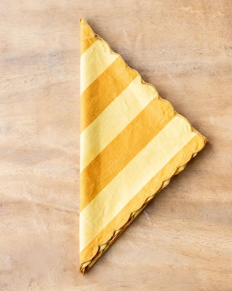 Servilleta Rayas Mostaza Festoneada — Nueva Colección Cassai Fashion