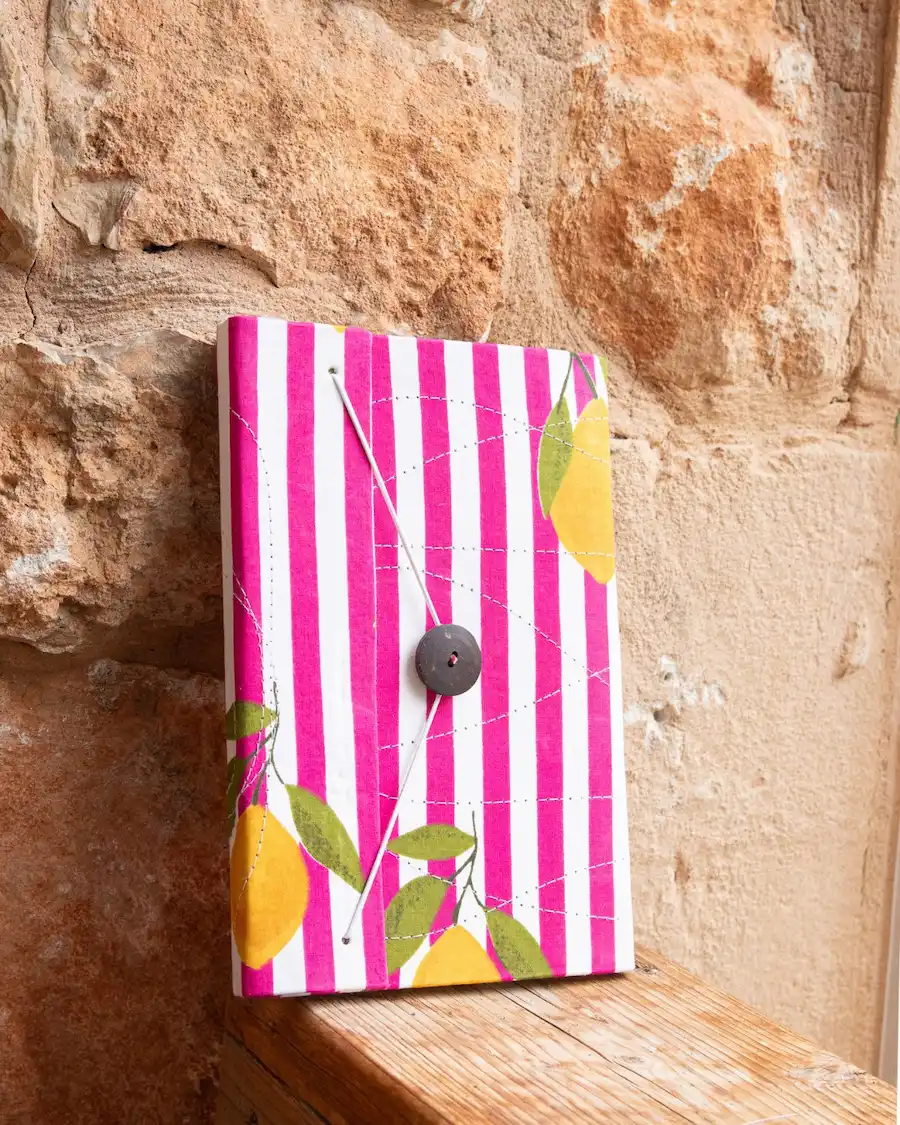 agenda rayas fucsia con limones tamaño mediano