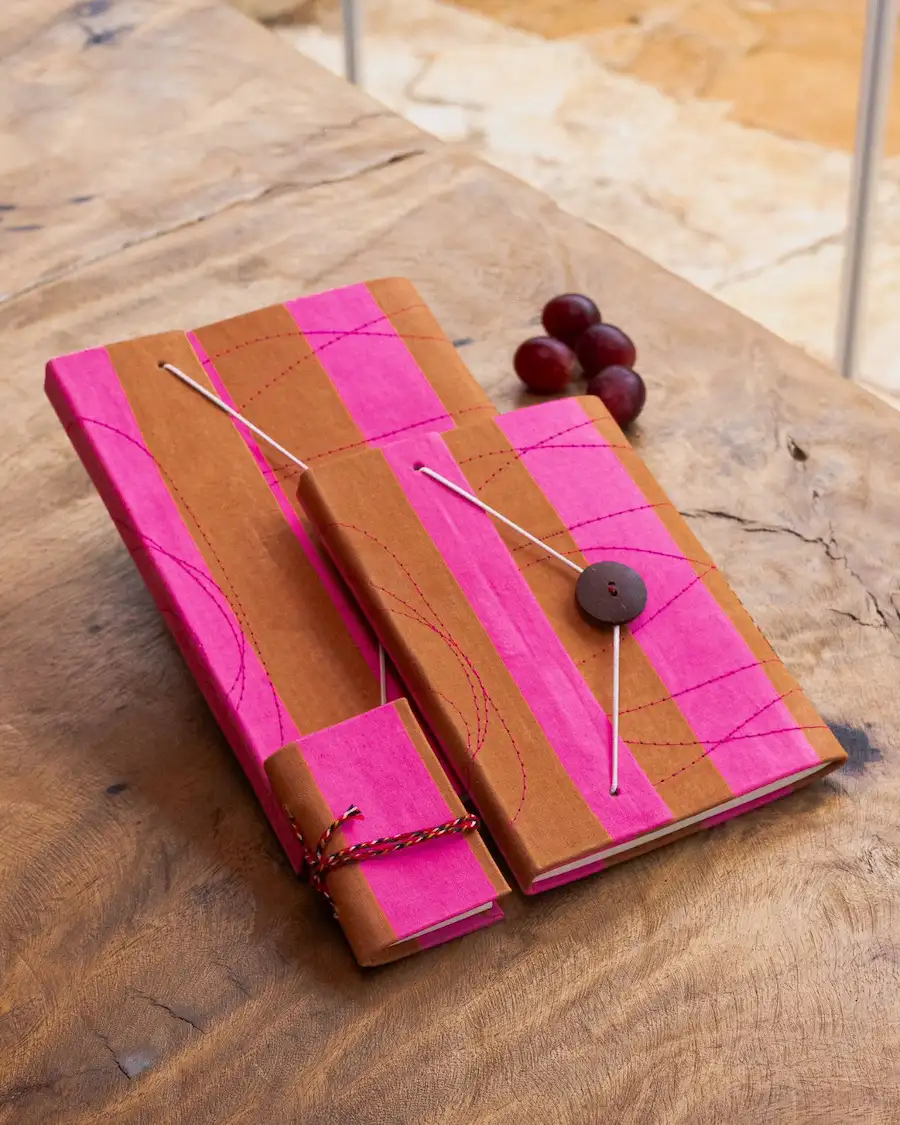 Agenda de mujer estilo mediterráneo en tonos fucsia y camel disponible en tres tamaños
