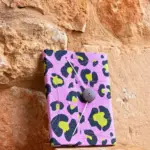 Agenda de mujer con diseño animal print en tonos lila, negro y verde con cierre de botón estilo mediterráneo