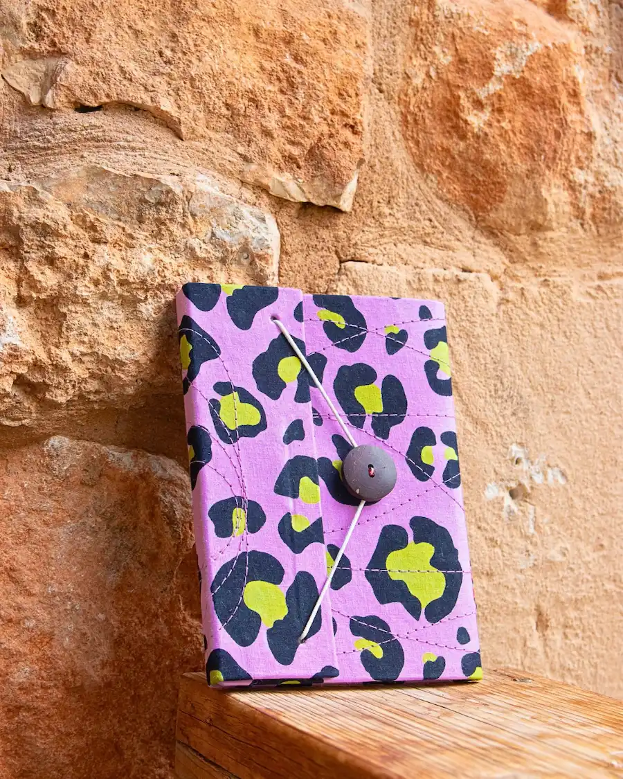 Agenda de mujer animal print en tonos lila con diseño mediterráneo moderno