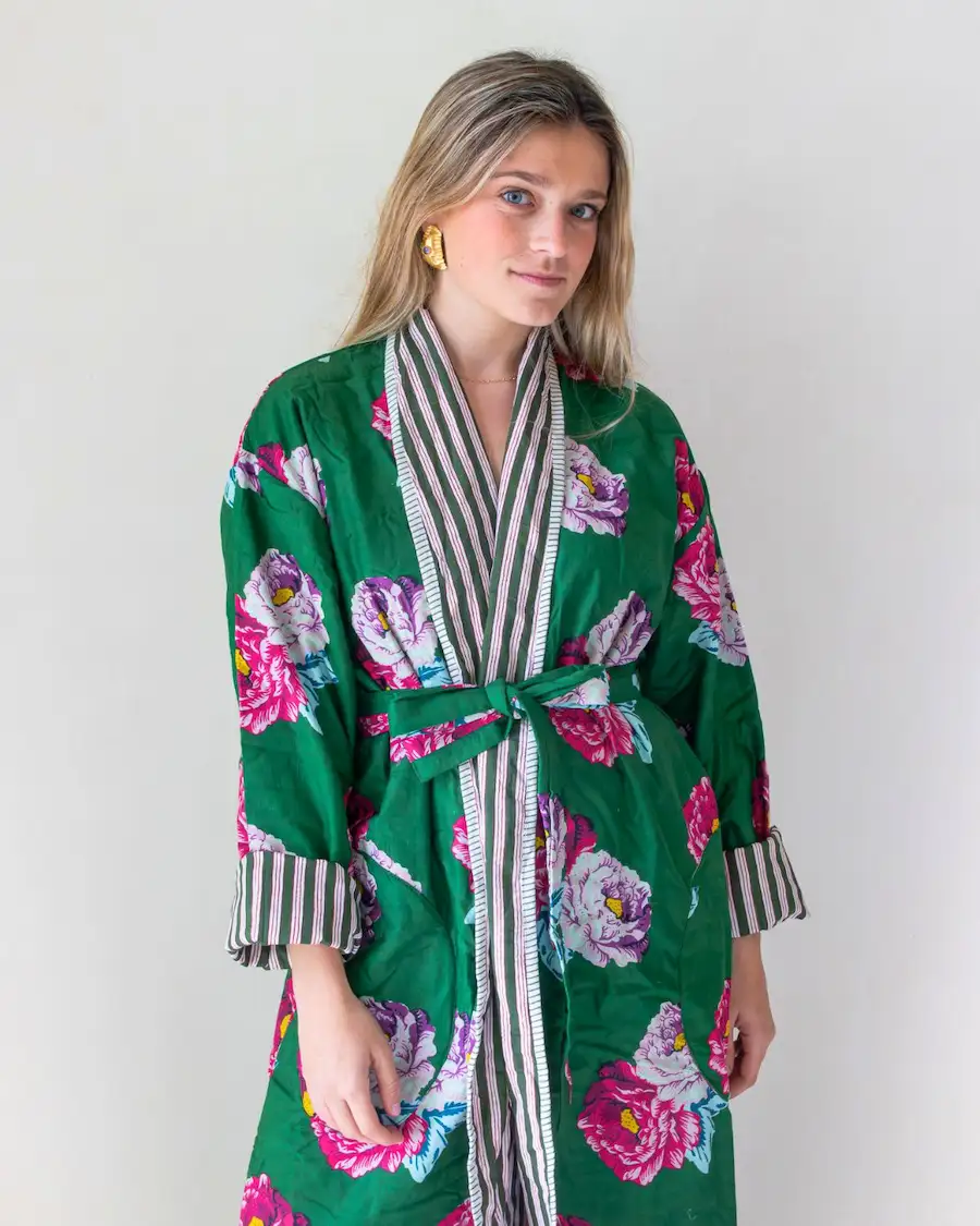 Albornoz de mujer floral verde con detalles en contraste a rayas