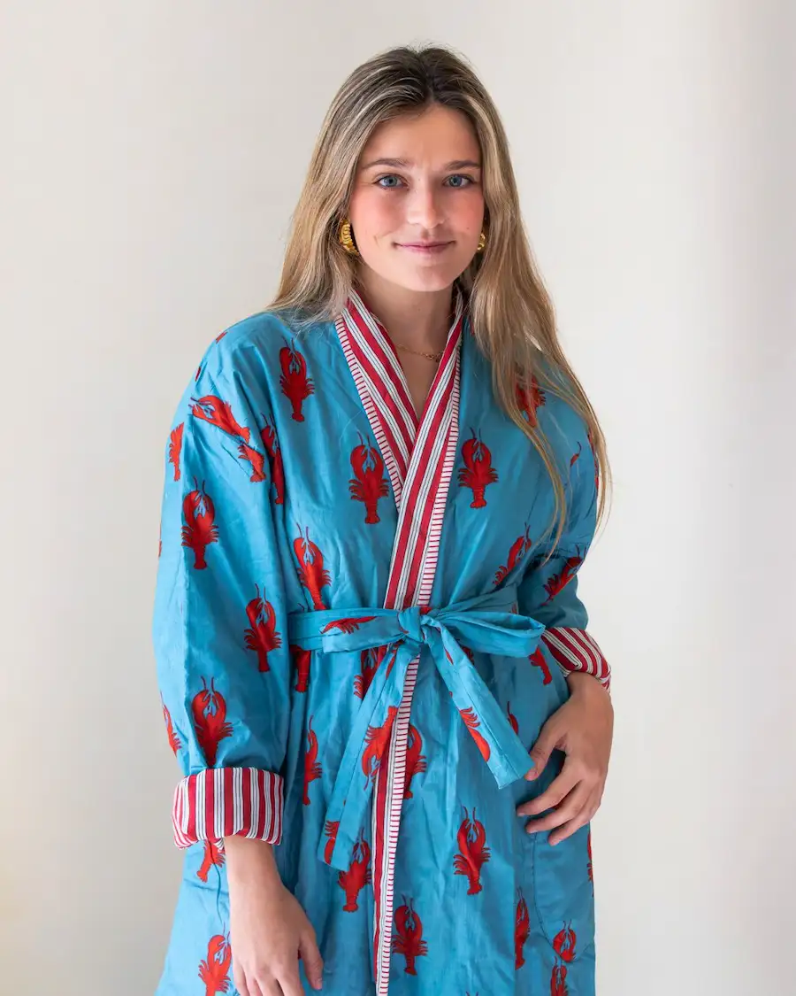 Albornoz de mujer con estampado de langostas en azul Capri y detalles a rayas