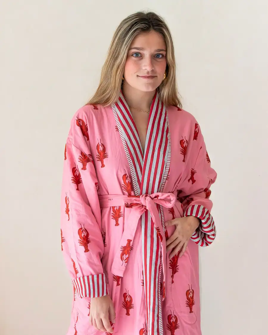 Albornoz de mujer con estampado de langostas en rosa y detalles a rayas