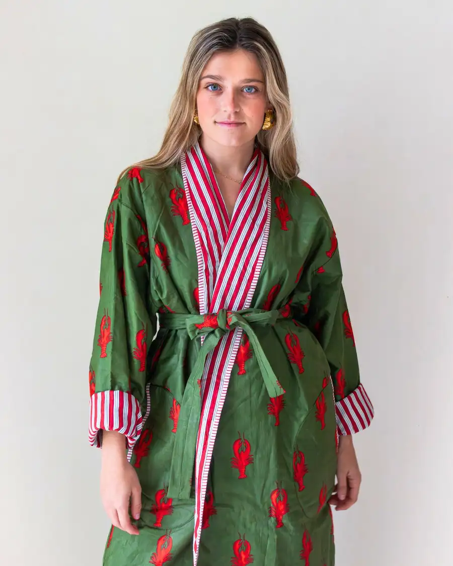 Albornoz de mujer con estampado de langostas en verde y detalles a rayas