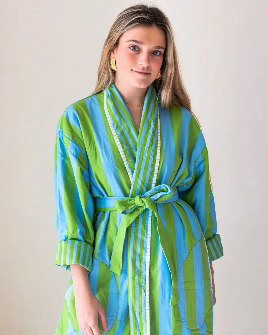 Albornoz de mujer a rayas en tonos azul y verde estilo mediterráneo