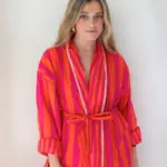albornoz de mujer rayas fucsia y naranja con detalles en contraste ligero verano estilo mediterráneo