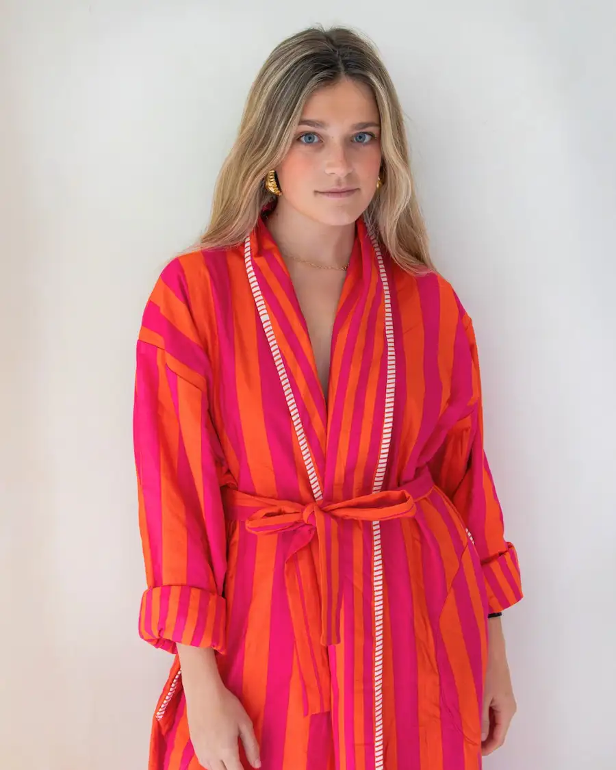 Albornoz de mujer con rayas fucsia y naranja y detalles en contraste