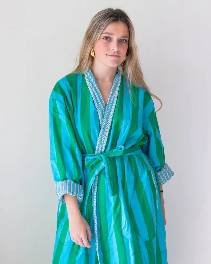 Albornoz de mujer con rayas en tonos menta y detalles en contraste