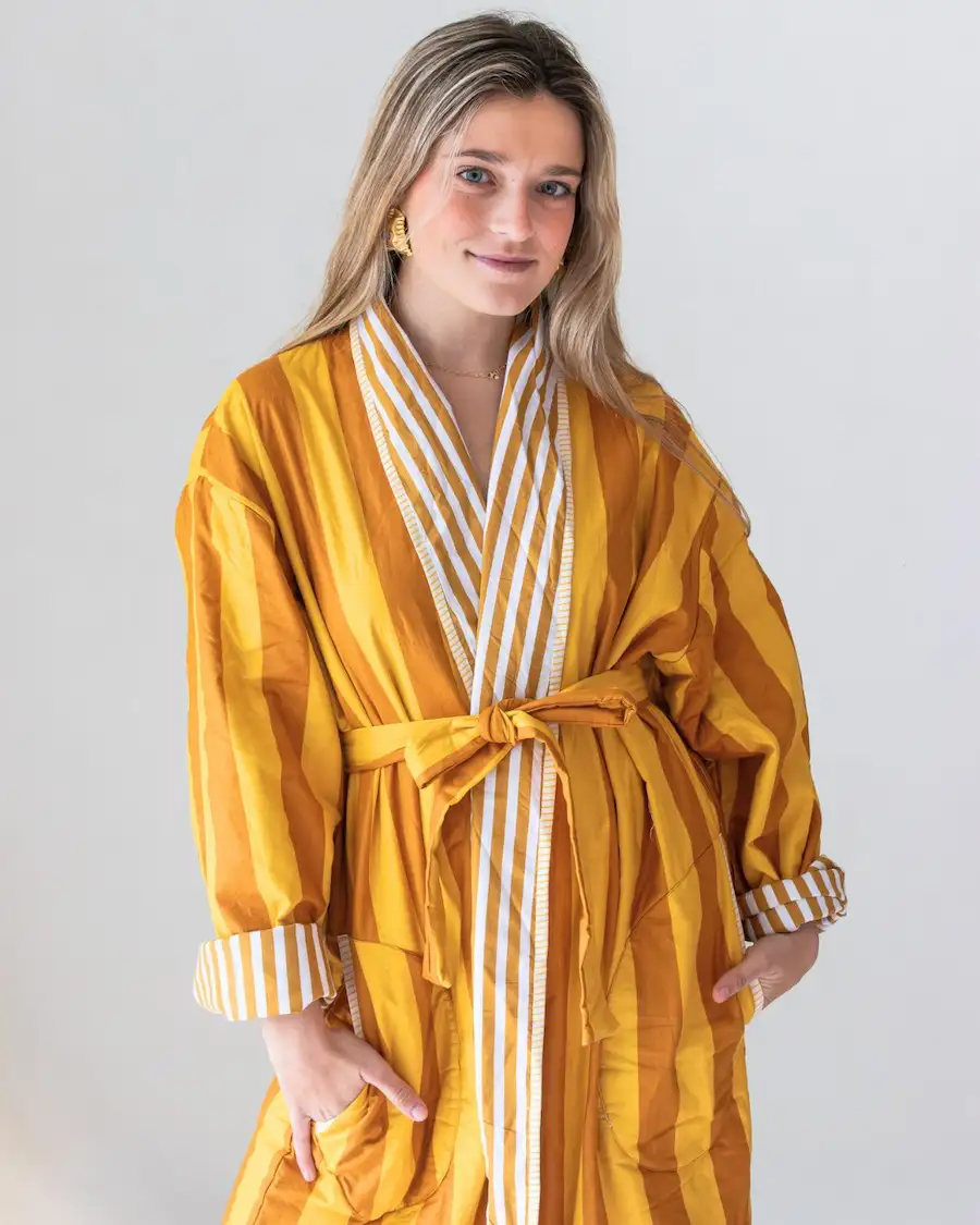 Albornoz de mujer con rayas en tono mostaza y detalles en contraste