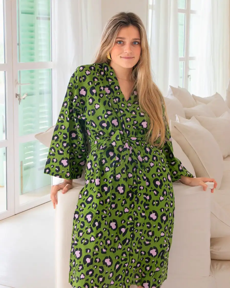 Albornoz de mujer ligero con estampado animal print verde